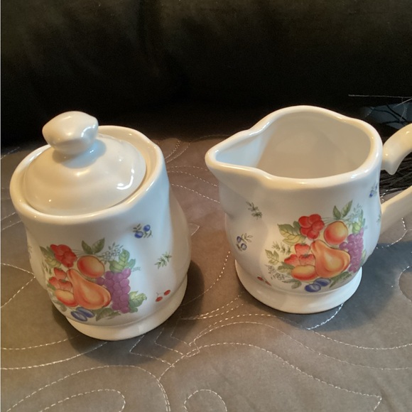 Vintagewhite porcelain  creamer and sugarr bowl with lid - Picture 4 of 6